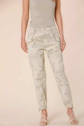 Evita women's cargo pants in satin with camouflage print curvy